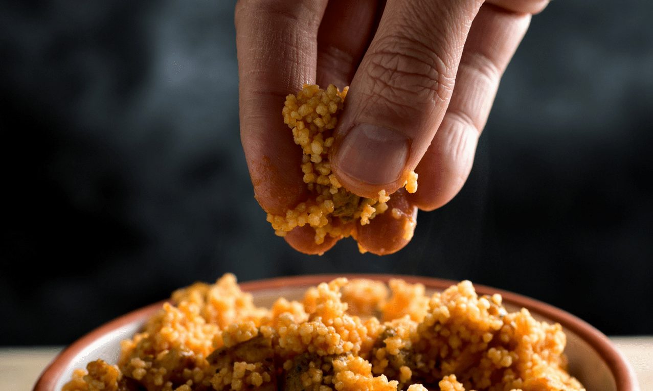 пища которую едят руками. человек с едой в руках. Eat with hands. индийцы едят руками. узбеки едят плов руками.